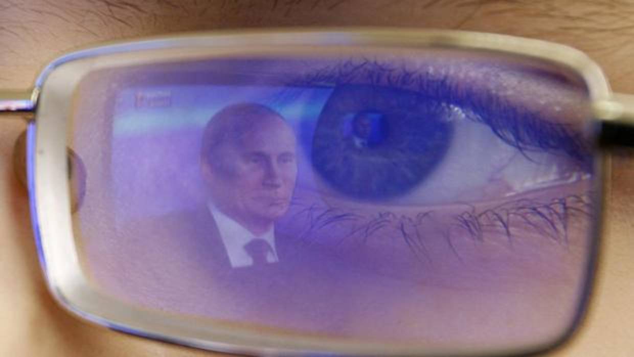 Una imagen de Putin, en televisión, reflejada en unas gafas