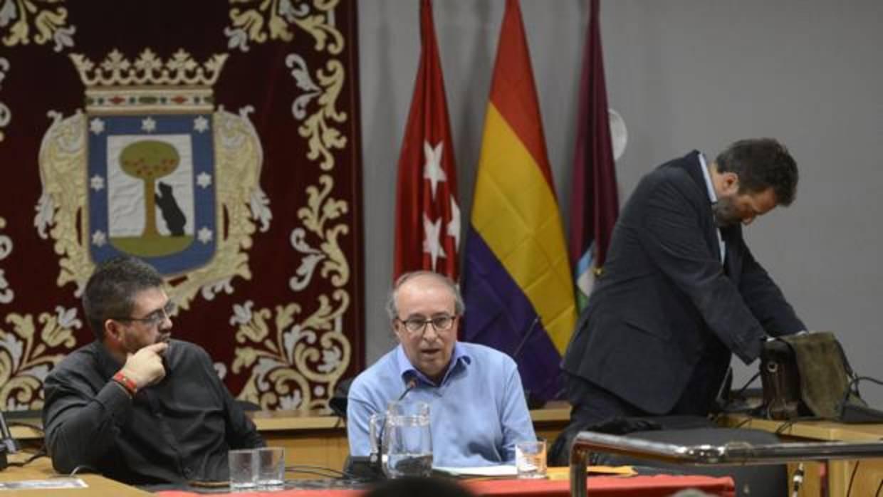 Mato (izda.) y Valiente (dcha.), en el salón de Plenos de Retiro, con la bandera republicana al fondo