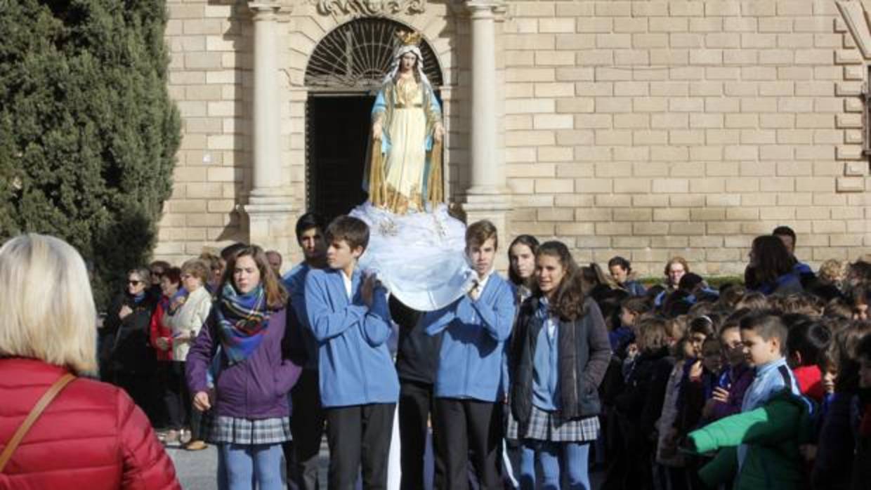 La imagen de la Virgen ha sido portada por ocho alumnos de tercero de secundaria