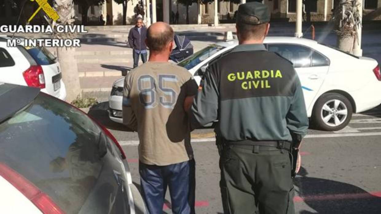 El detenido, custodiado por un agente