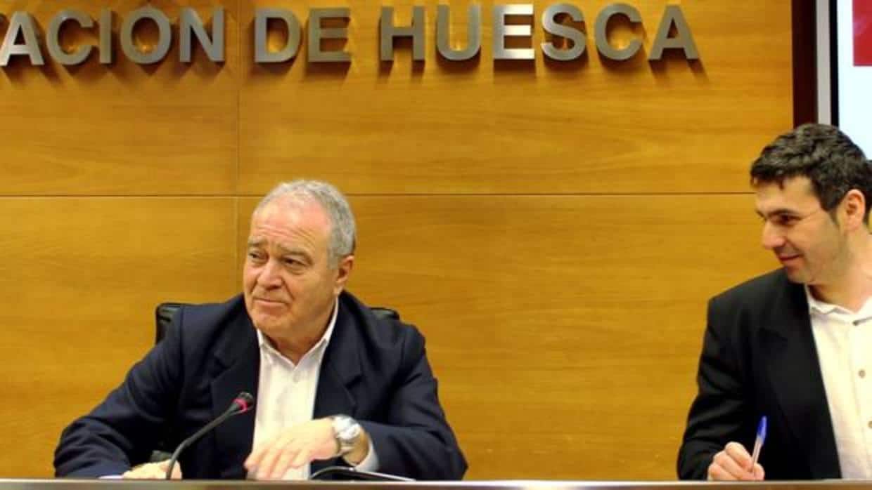 El presidente de la DPH, Miguel Gracia, junto al responsable de Hacienda, Fernando Sánchez