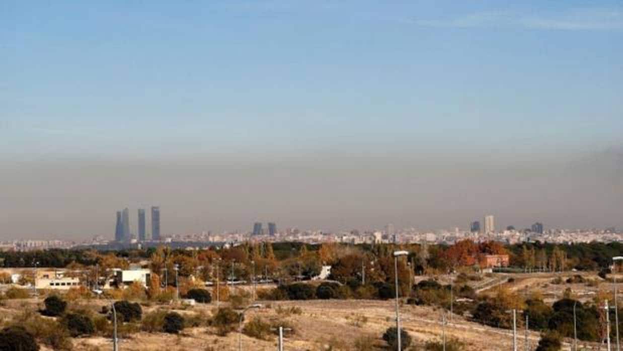 La capa de contaminación que cubre el cielo de Madrid