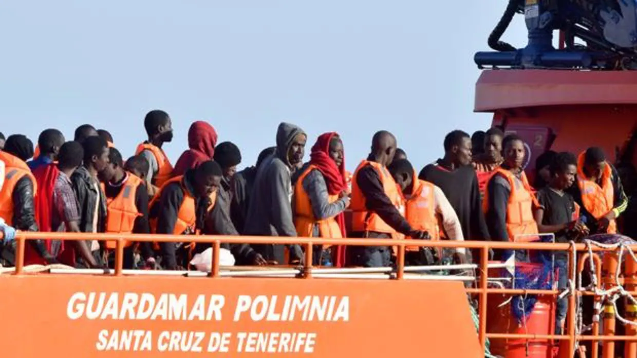 Imagen del rescate ayer de 72 inmigrantes en el Mar de Alborán