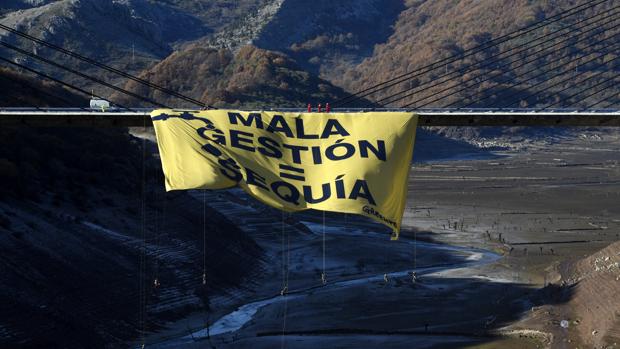 Greenpeace despliega en Barrios de Luna una macropancarta contra la mala gestión del agua