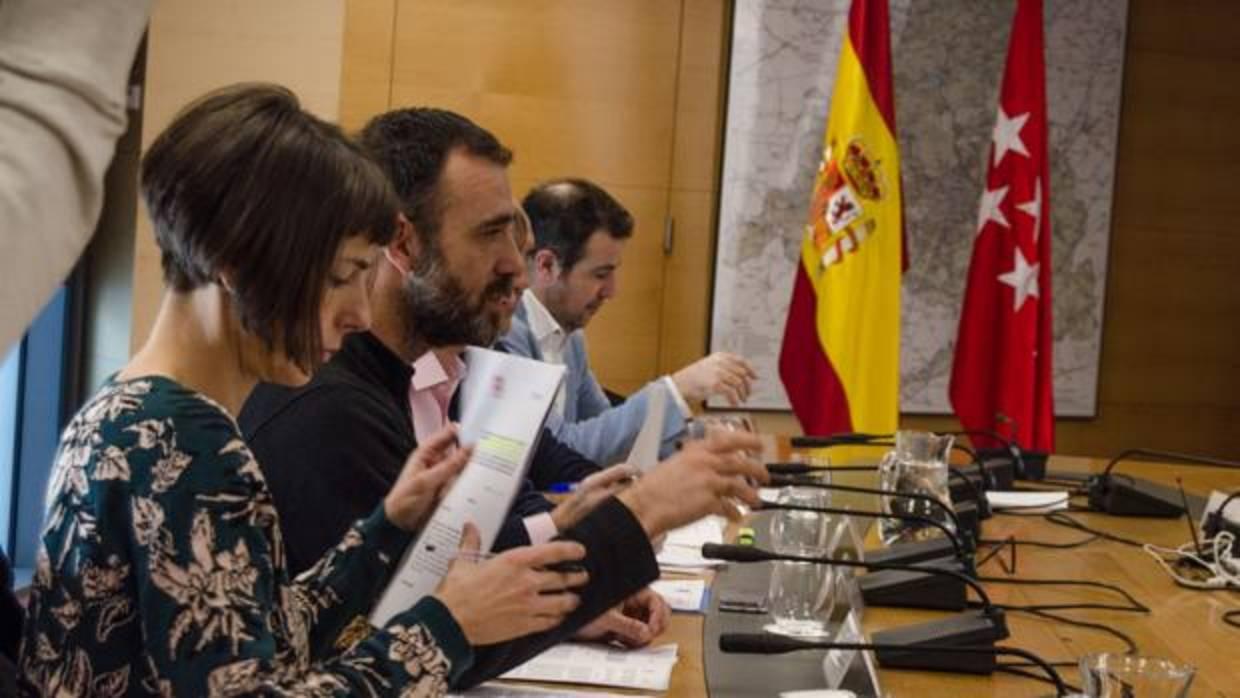 Murgui desautoriza a Mato y Valiente y se inhibe de la colocación de la bandera republicana en Retiro