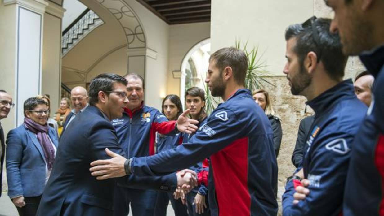 Imatge de Jorge Rodríguez amb els pilotaris de la Selecció de Pilota Valenciana