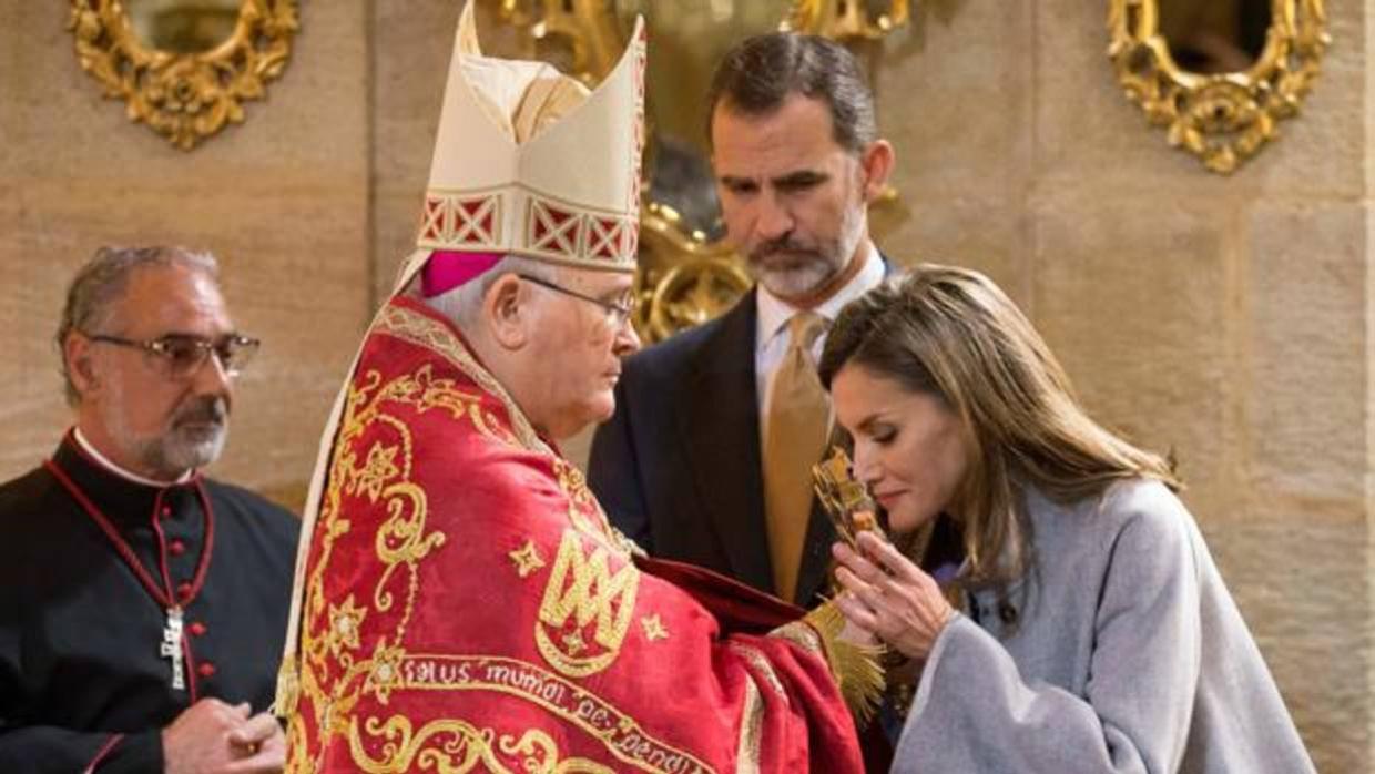 La Reina besa el «lignum crucis» que porta el obispo de Cartagena en presencia del Rey