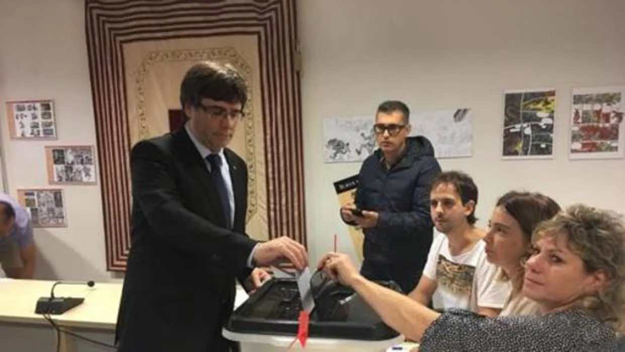 Puigdemont votando en la consulta ilegal del 1-O