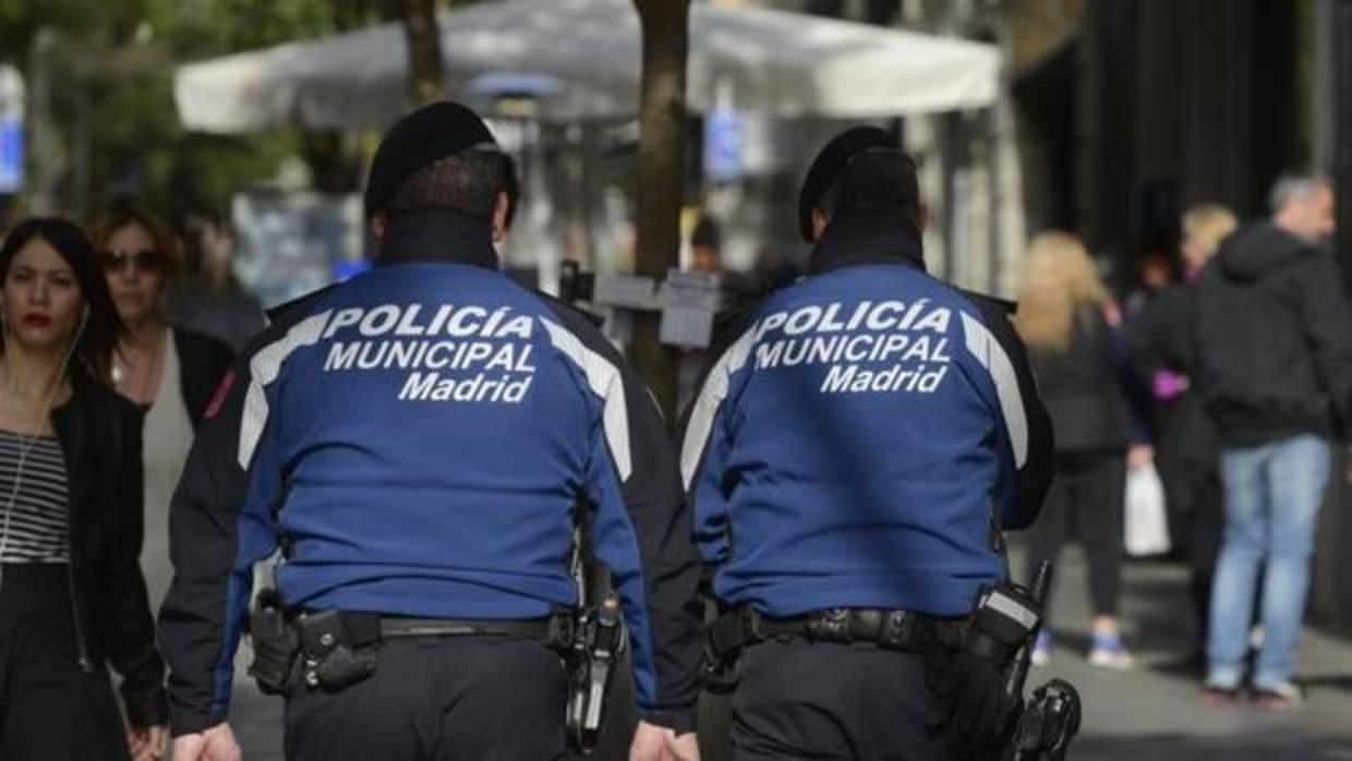 Dos policías municipales patrullan por las calles del centro de Madrid