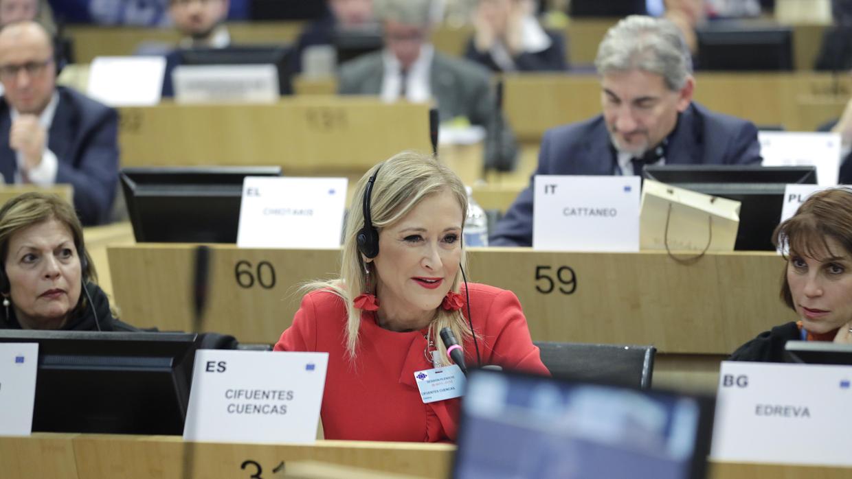 Cristina Cifuentes, presidenta de la Comunidad de Madrid, interviene ante el grupo del Partido Popular Europeo, en Bruselas
