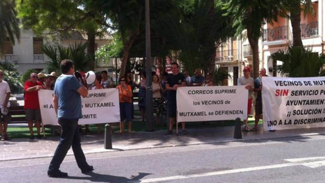 Protesta de vecinos de Mutxamel por la supresión del servicio postal