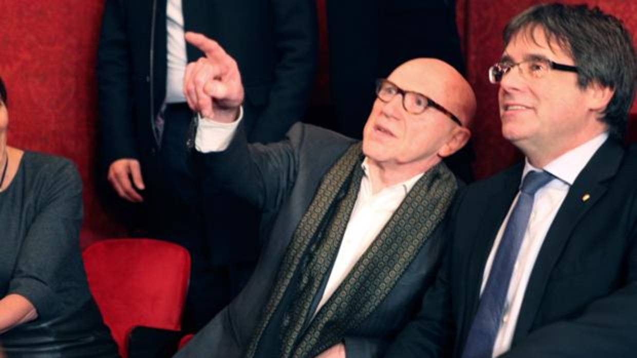 Carles Puigdemont, junto a su abogado Paul Bekaert