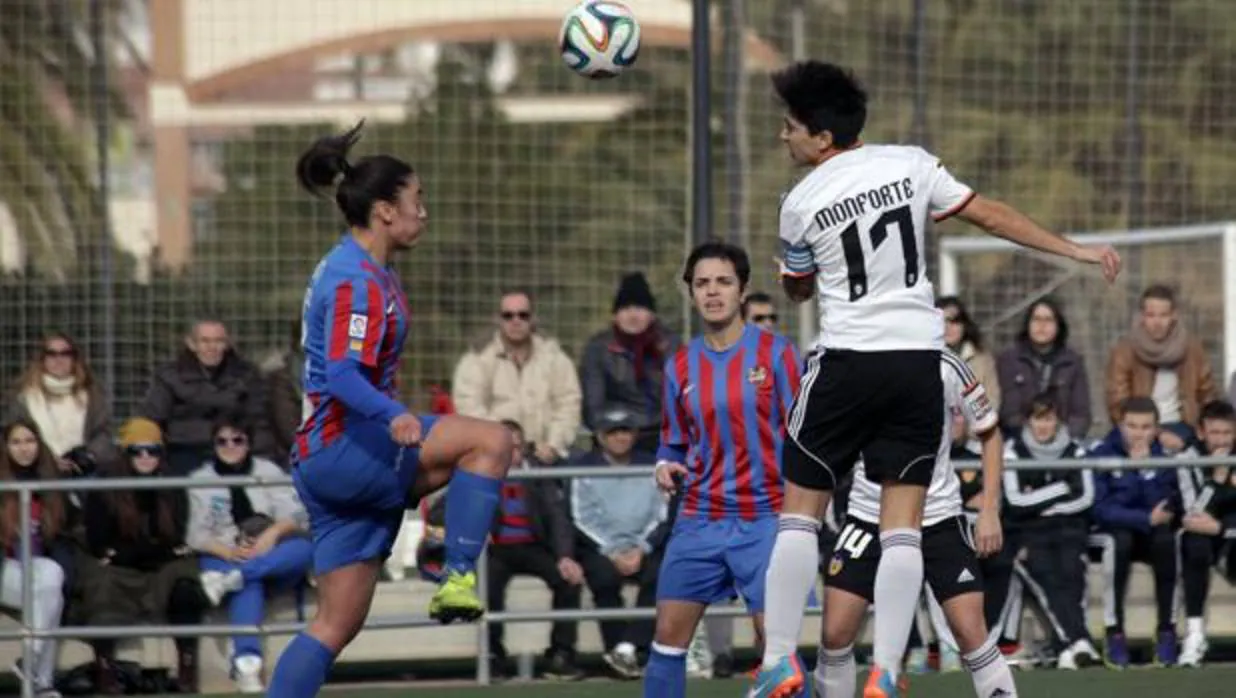 Imagen de archivo de un partido entre el Valencia y el Levante femenino