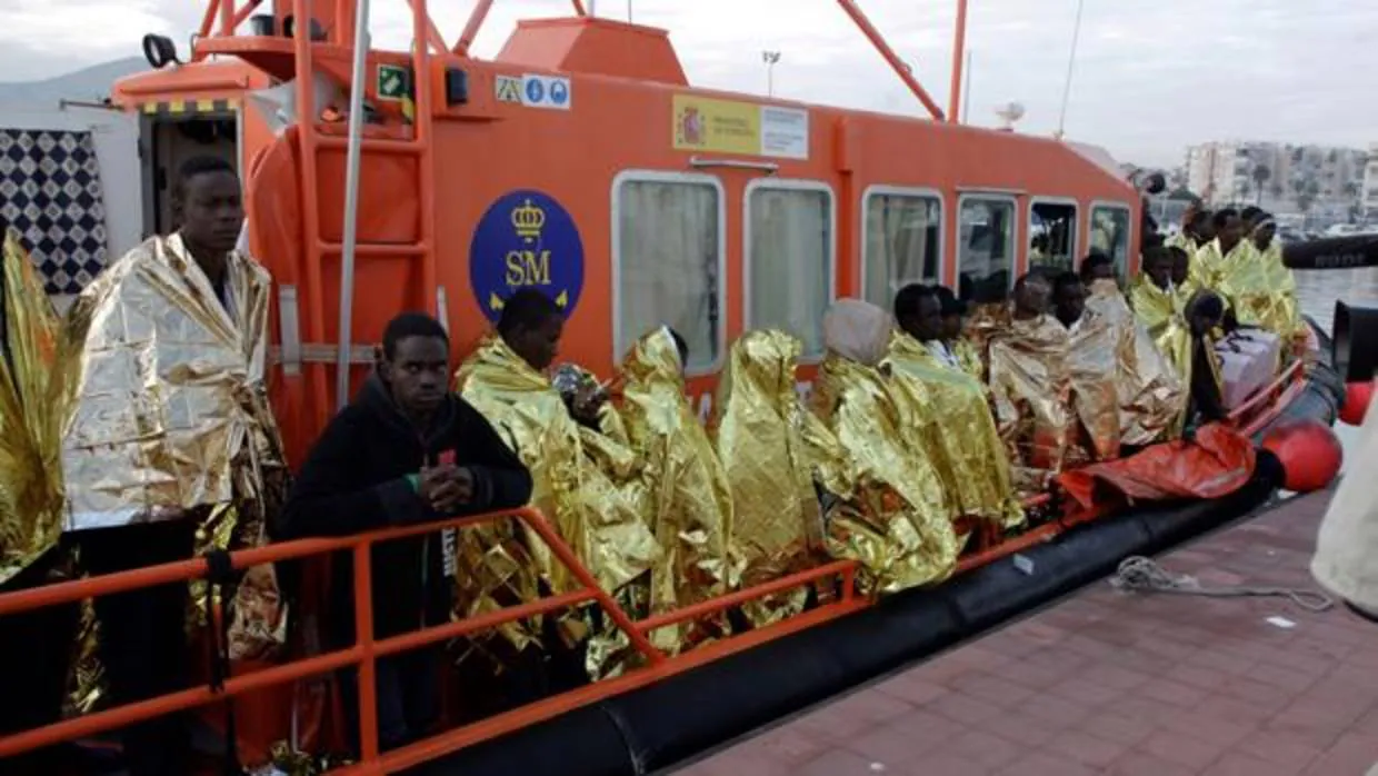 Imagen de la llegada a Tarifa de rescatados en el mar por Salvamento Marítimo esta semana