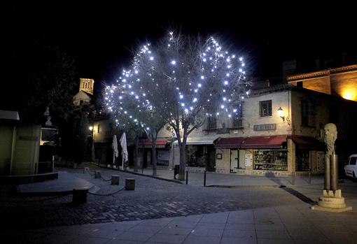 Un árbol iluminado en las inmediaciones del Museo del Greco