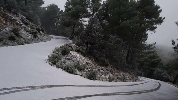 Caen las primeras nieves del otoño en el interior de Castellón y en Alicante a veinte kilómetros de la capital