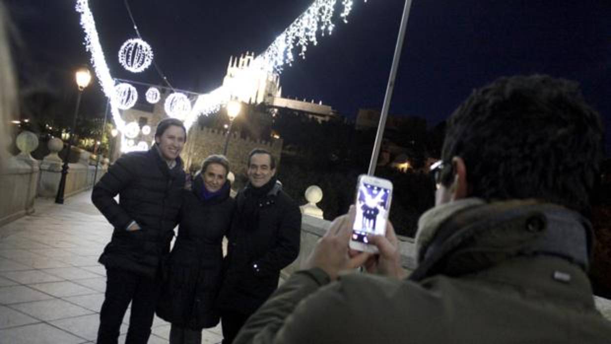 Milagros Tolón y José Bono son fotografiados con un ciudadano en el puente de san Martín este viernes