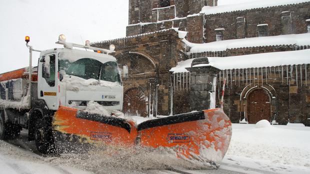 La nieve mantiene cortados cuatro puertos en Burgos y Salamanca