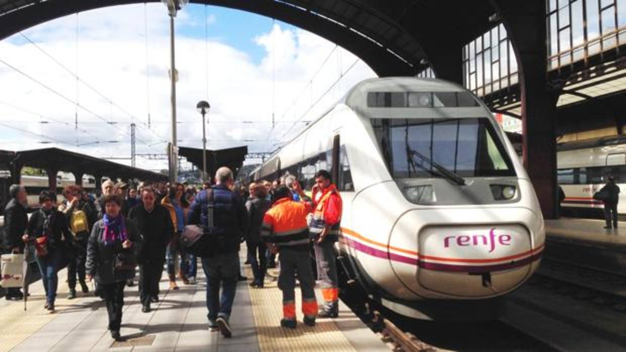 Un tren de media distancia, en la estación de Santiago de Compostela