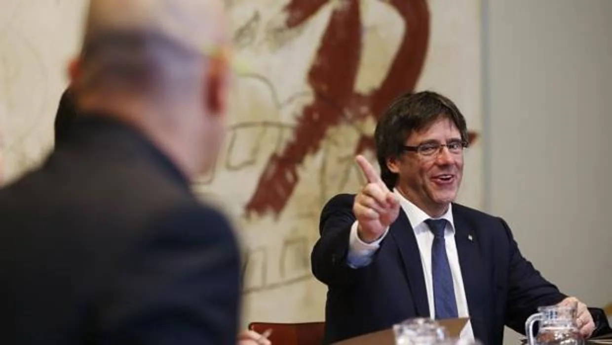 Puigdemont, en una reunión en la Generalitat