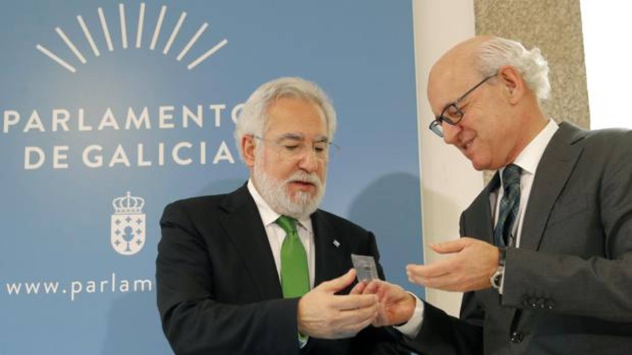 El fiscal superior de Galicia entrega la memoria anual de la institución al presidente del Parlamento