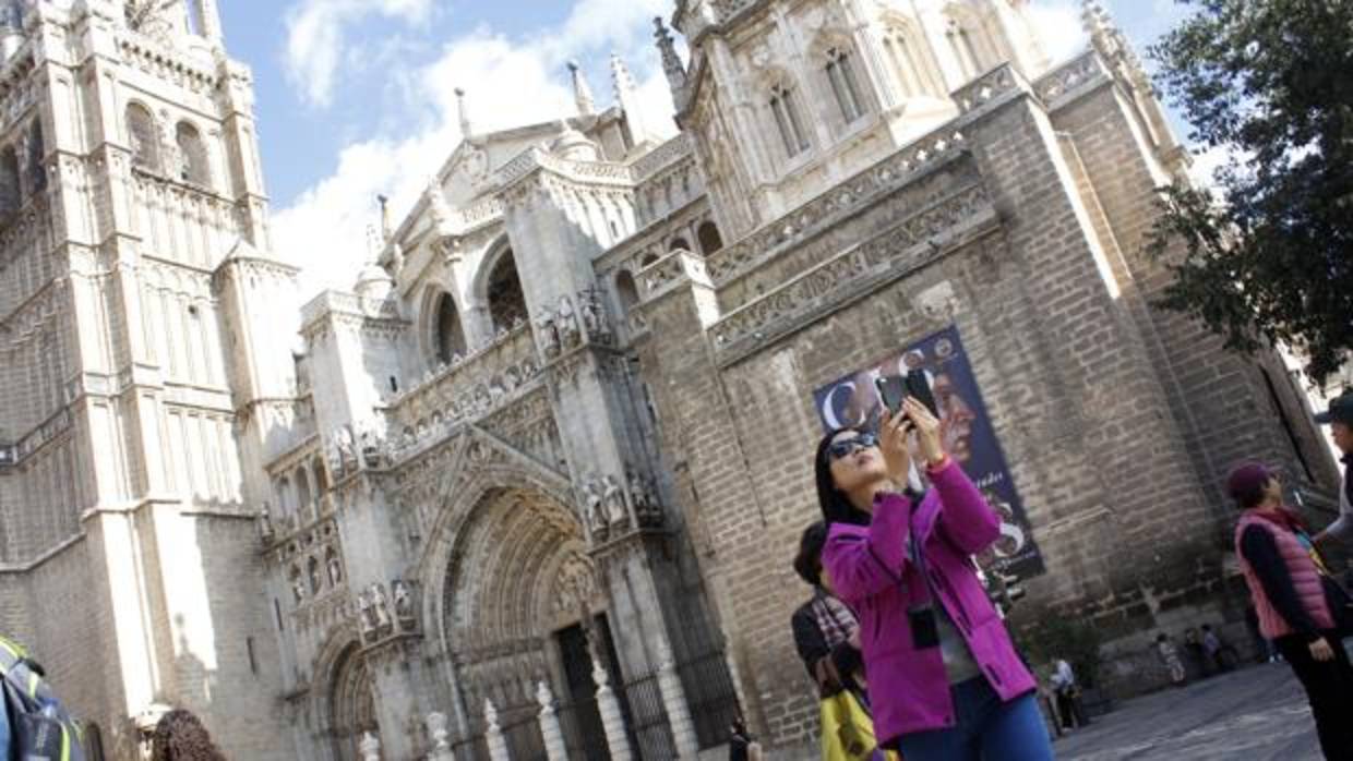 Una turista en la plaza del Ayuntamiento de Toledo