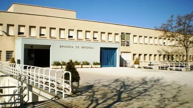 Fachada principal del instituto Brianda de Mendoza, en Guadalajara