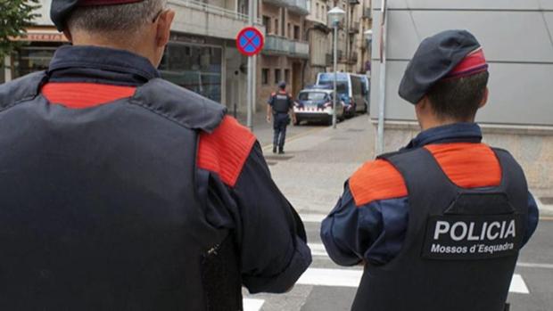 Un juez ordena a los Mossos que identifique a tres de sus mandos por su actuación en el 1-O