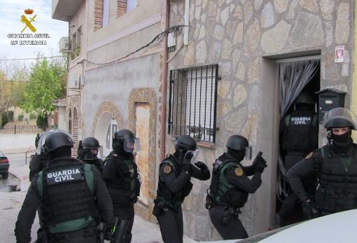 Agentes de la Guardia Civil en uno de las viviendas registradas