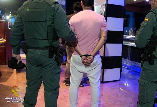 Uno de los detenidos dentro del club