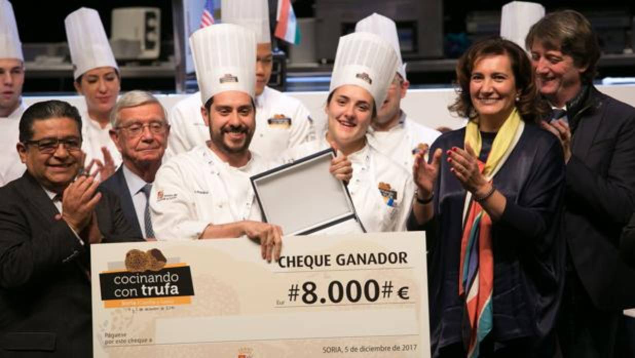 Marco Acquaroli recibe el premio De manos de García Cirac