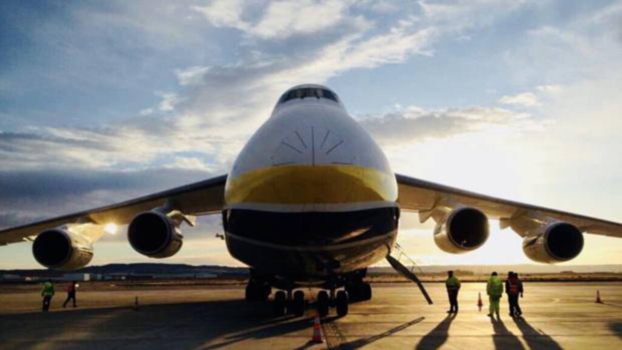 Avión Antonov-124 en las pistas del Aeropuerto de Zaragoza