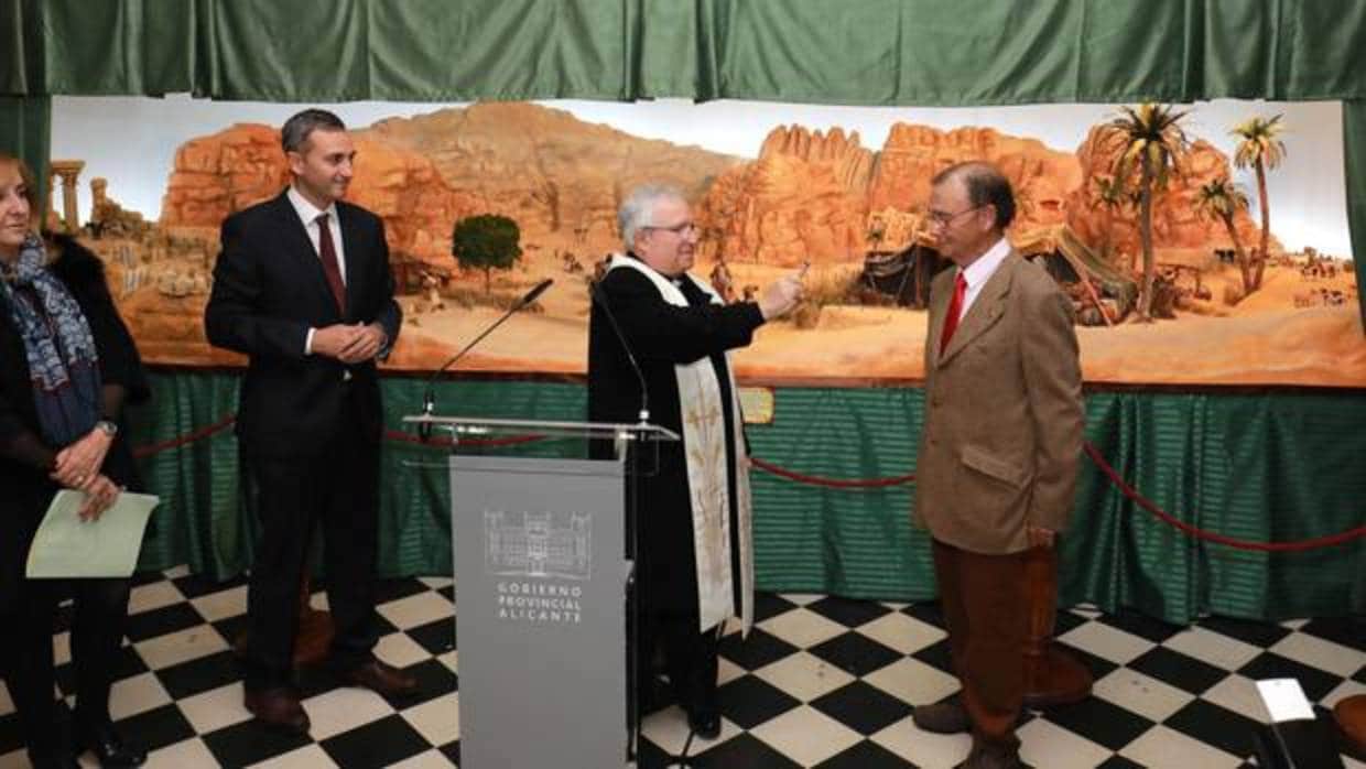 El presidente de la Diputación, el Obispo y el vicepresidente de la asociación de belenistas, en la inauguración