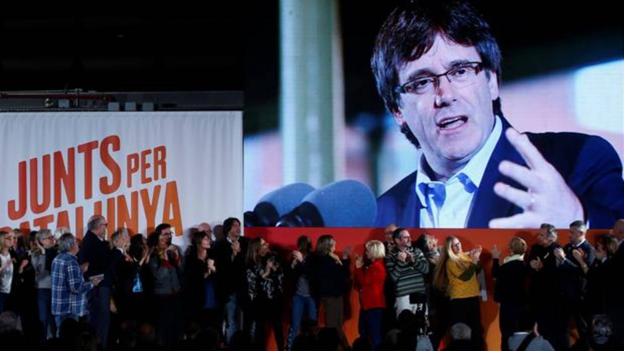 Carles Puigdemont, durante su discurso a través de una pantalla en el acto de apertura de campaña de Junts per Catalunya