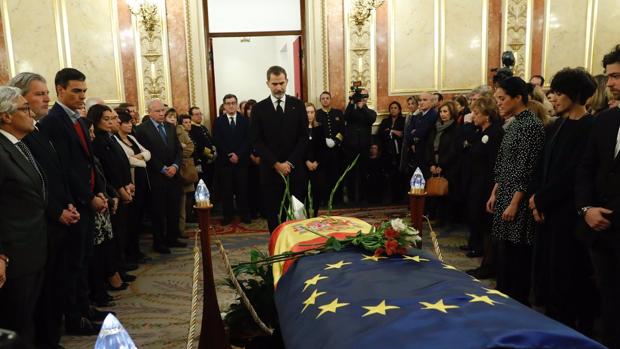 El Rey visita la capilla ardiente de Manuel Marín