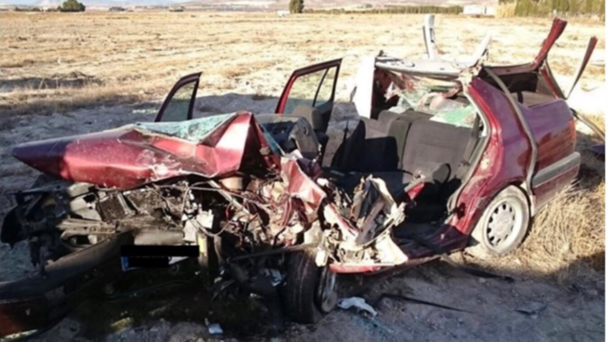 Estado en que ha quedado uno de los dos coches tras la colisión mortal