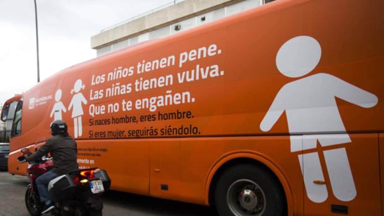 El bus de Hazte Oír, durante su circulación en Madrid