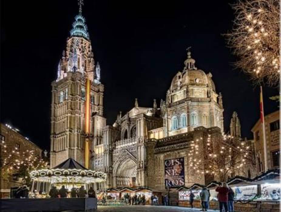 La catedral, con la bandera de España colgada por los alumnos de la Academia de Infantería