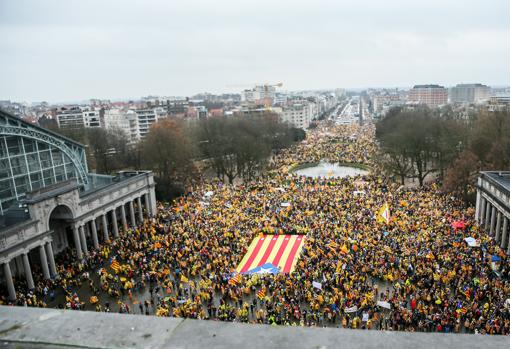 Carles Puigdemont lidera el grito antieuropeísta de los independentistas en una manifestación en Bruselas