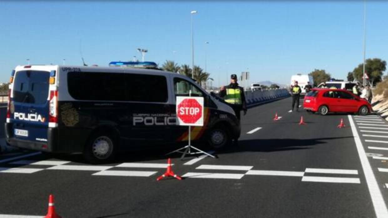 Control de policía en el que se ha sorprendido a la pareja con la droga entre Alicante y Elche