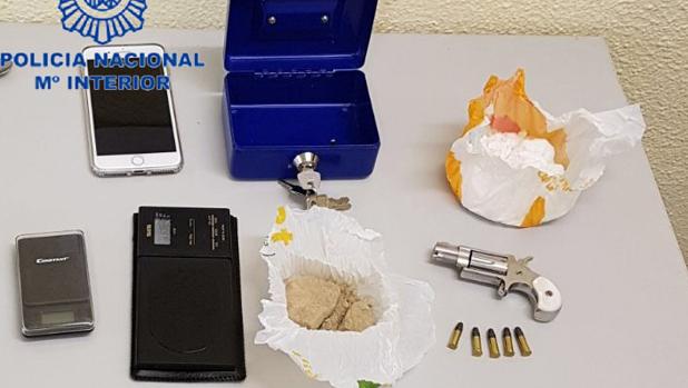 La Policía desarticula un punto de venta de drogas en el Marítim y detiene a cuatro personas