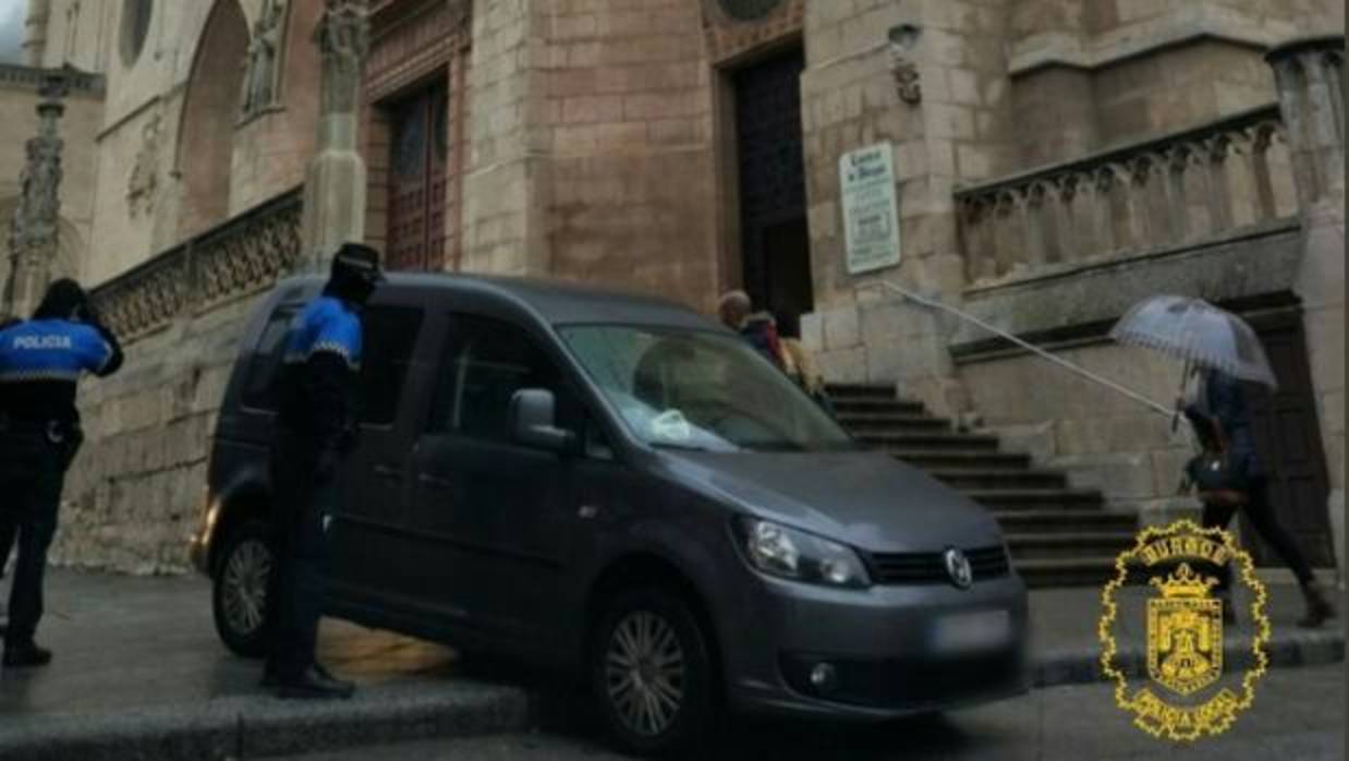 Sorprendido mientras intentaba bajar con su turismo las escaleras situadas frente a la catedral de Burgos