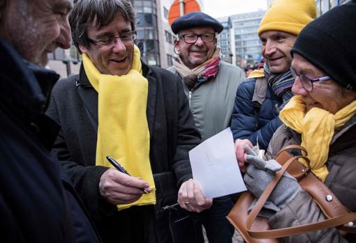 Puigdemont firma autógrafos durante la manifestación independentista del jueves en Bruselas