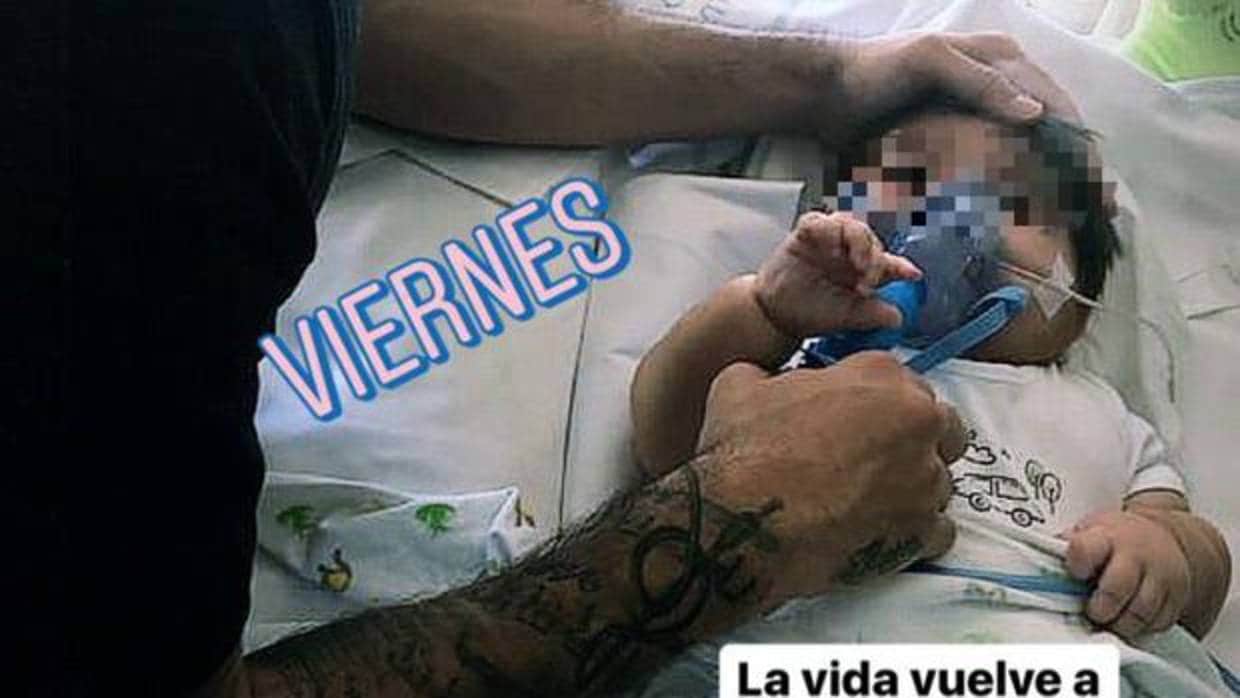 Jesé Rodríguez pone una máscara de oxígeno a su hijo en un hospital canario