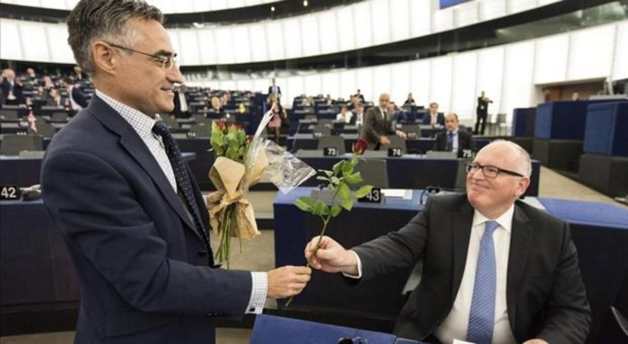 El diputado del PDeCAT en el Parlamento Europeo Ramon Tremosa entrega una rosa al vicepresidente de la Comision Europea Frans Timmermans