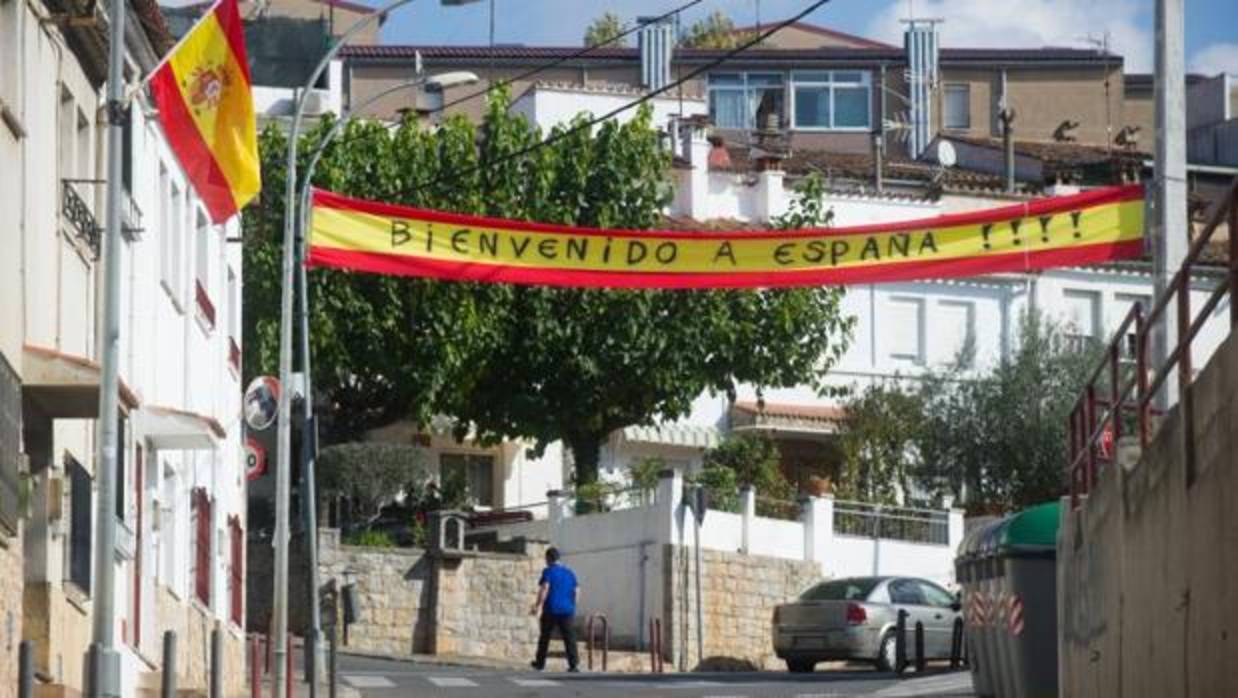 Barrio Vila-roja de Gerona, donde los vecinos cuelgan banderas de España