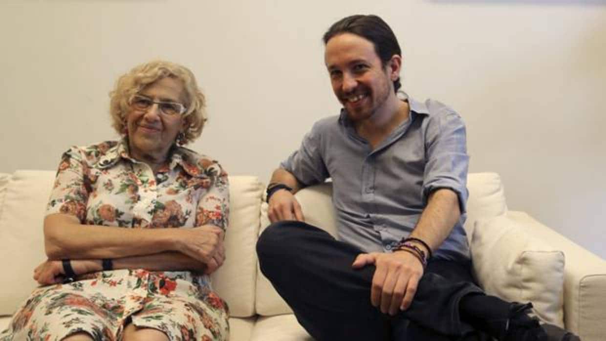 Manuela Carmena junto a Pablo Iglesias en el Palacio de Cibeles
