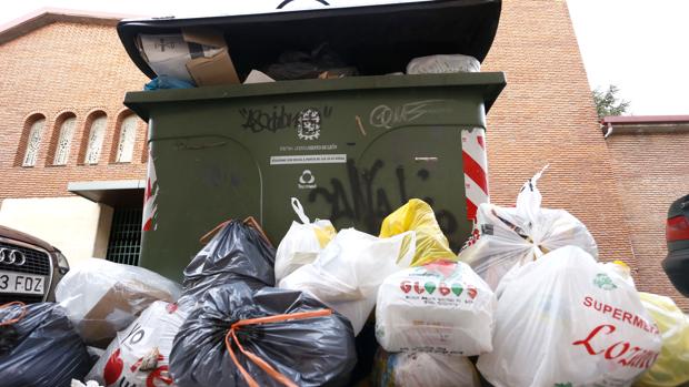 Basura al rededor de uno de los contenedores del servicio de recogida de basuras del Ayuntamiento de León, en una imagen de archivo de una huelga anterior