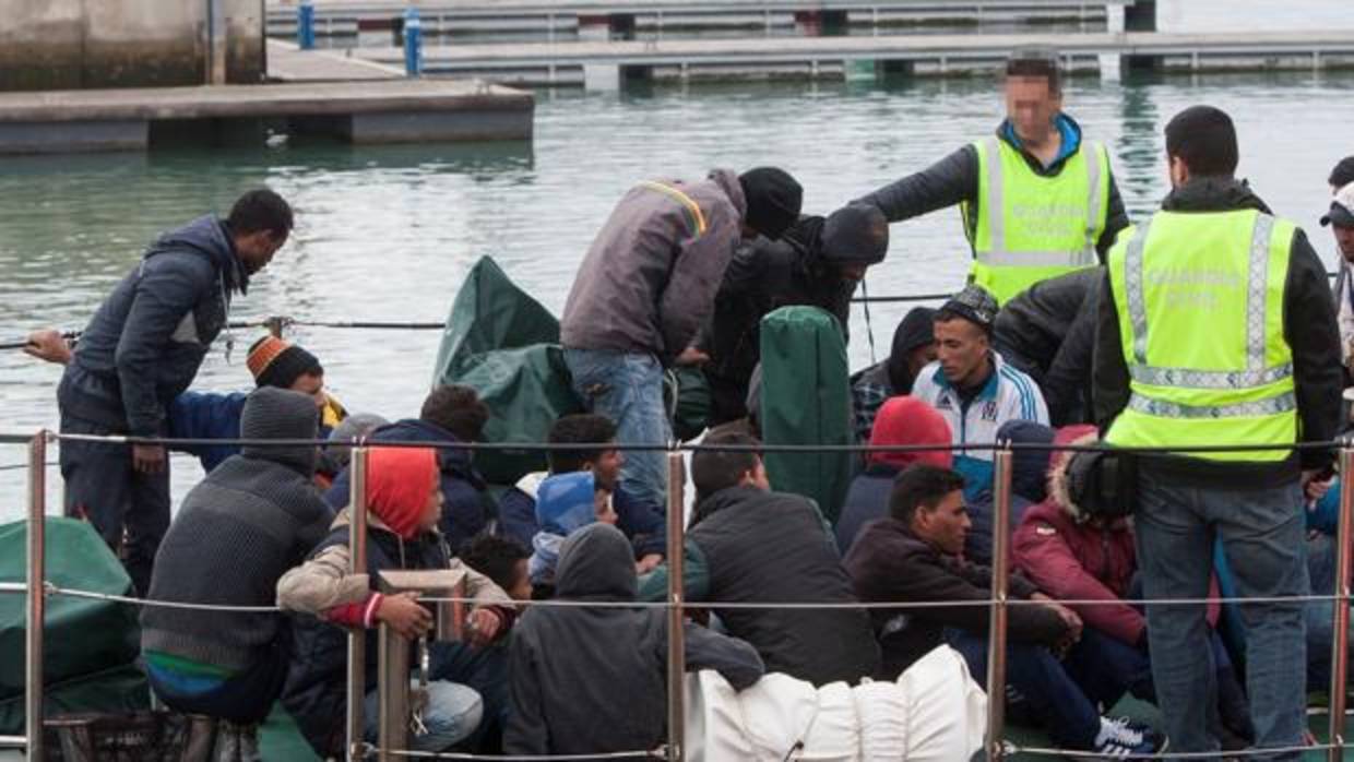 Rescatados 37 inmigrantes en una patera semihundida cerca de Melilla
