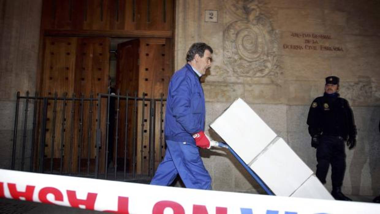 Un operario traslada cajas con legajos del Archivo de Salamanca, en la primera salida de documentos, en enero de 2016